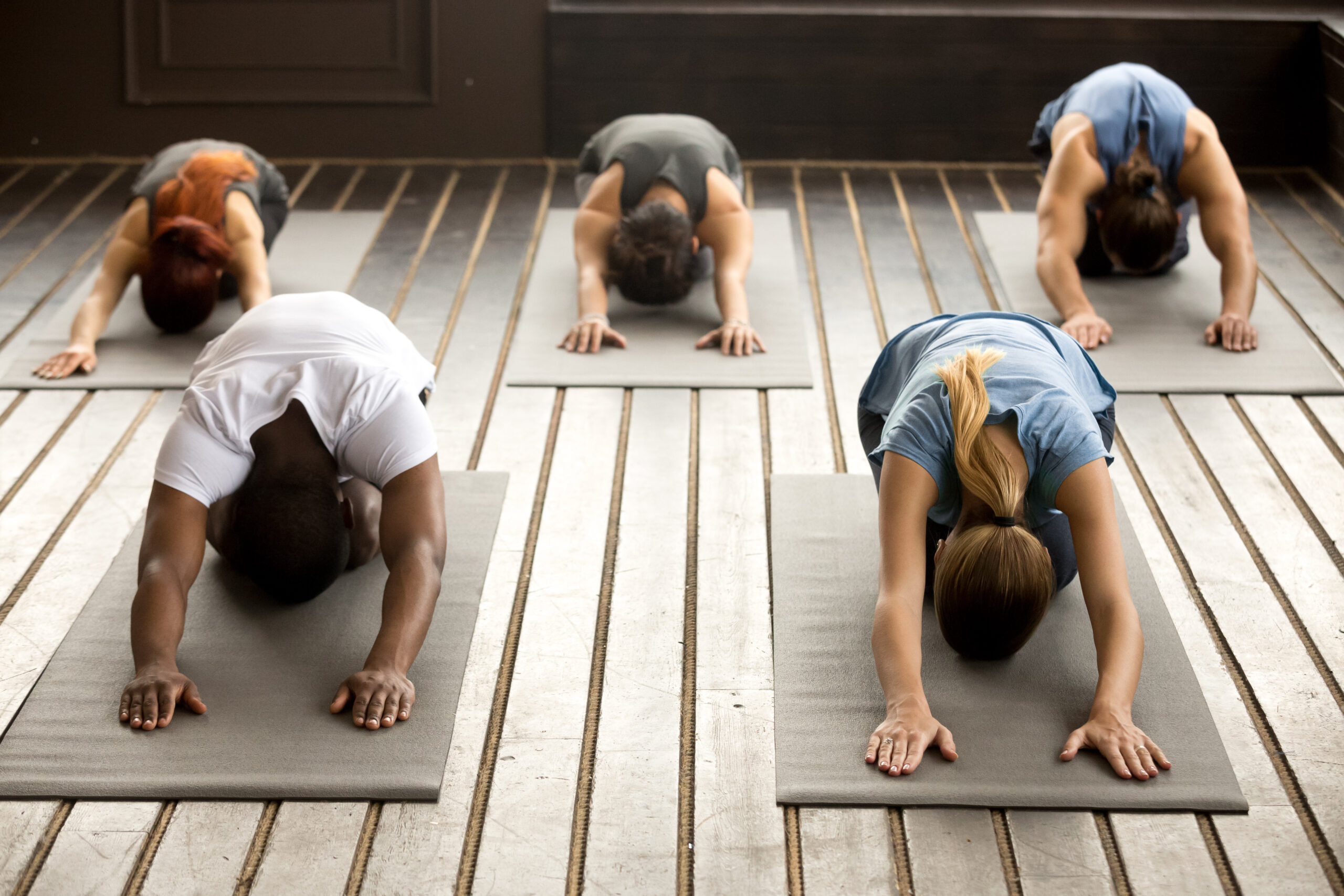 practicando yoga restaurativo