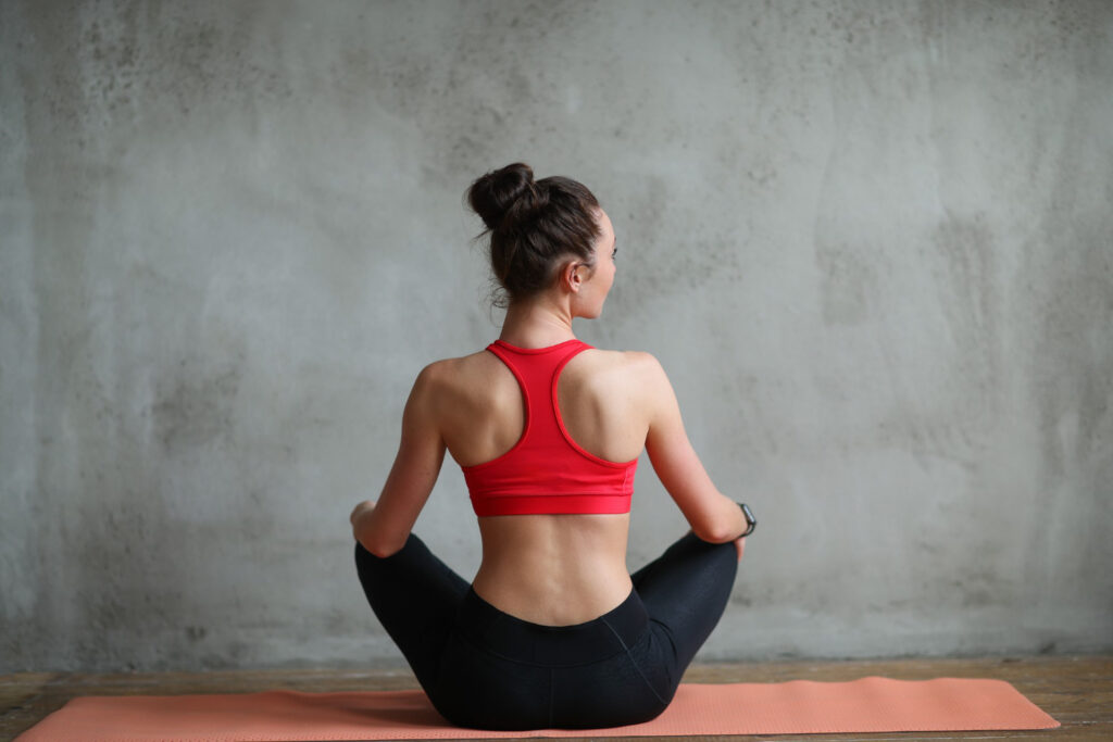 Descubre las posturas de yoga para la espalda