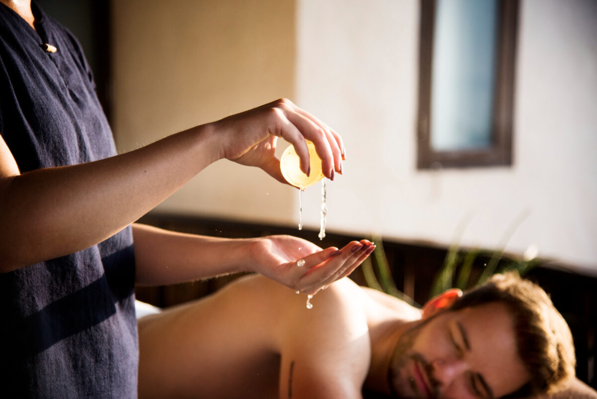 El masaje y terapia ayurvédica ayudan a equilibrar el cuerpo