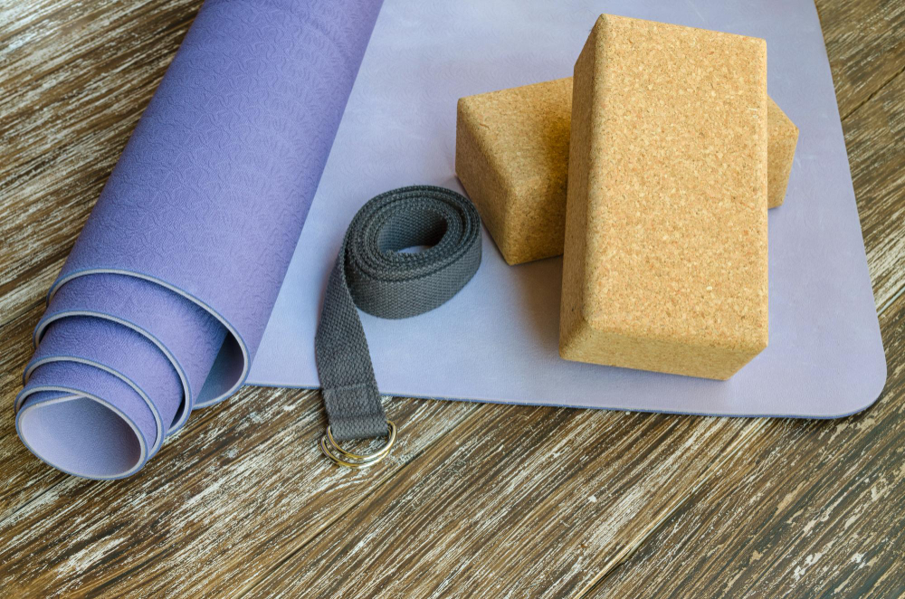 Las esterillas y bloques son los materiales indispensables para practicar yoga en casa