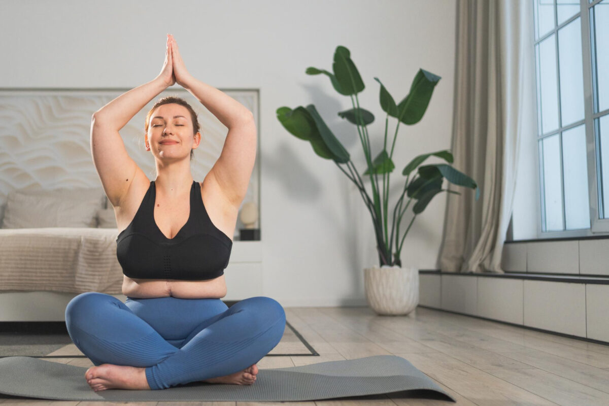 Follow our tips to practice yoga safely online at home: Pay attention to your breathing and enjoy the moment!