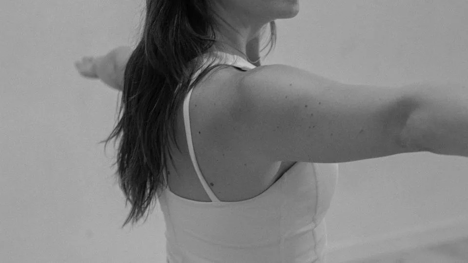 Dona practicant asana amb ioga