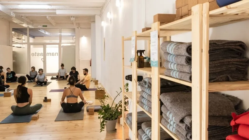 Classe de ioga a Barcelona, al barri de Gràcia