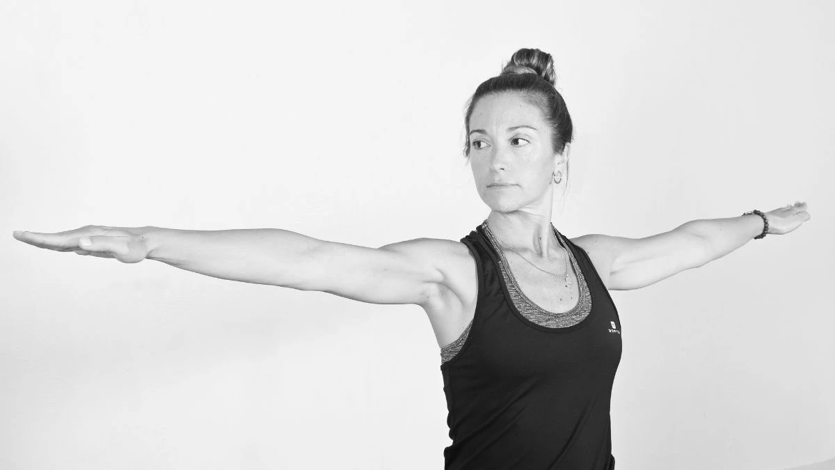 Primer pla de Carola mirant a l'horitzó practicant ioga