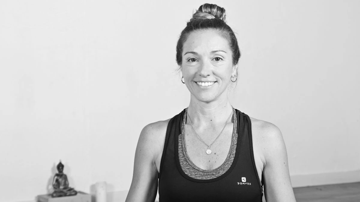Carola Lobo, professora de ioga, mirant somrient a càmera