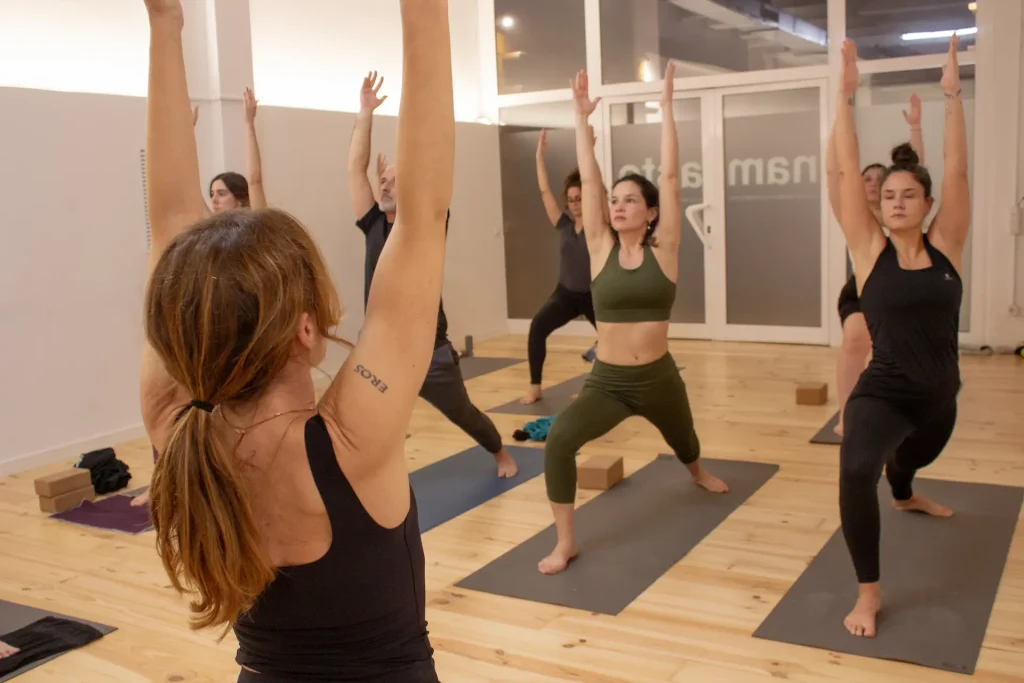 Classe de vinyasa ioga a Sincronia, Gràcia