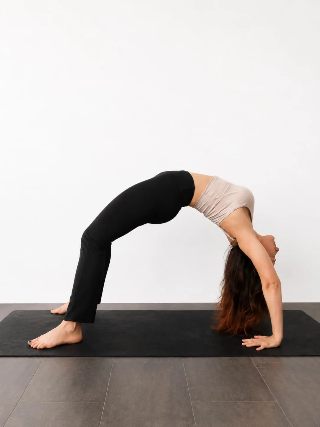 Imagen de Caren Carrasco haciendo posturas de Yoga