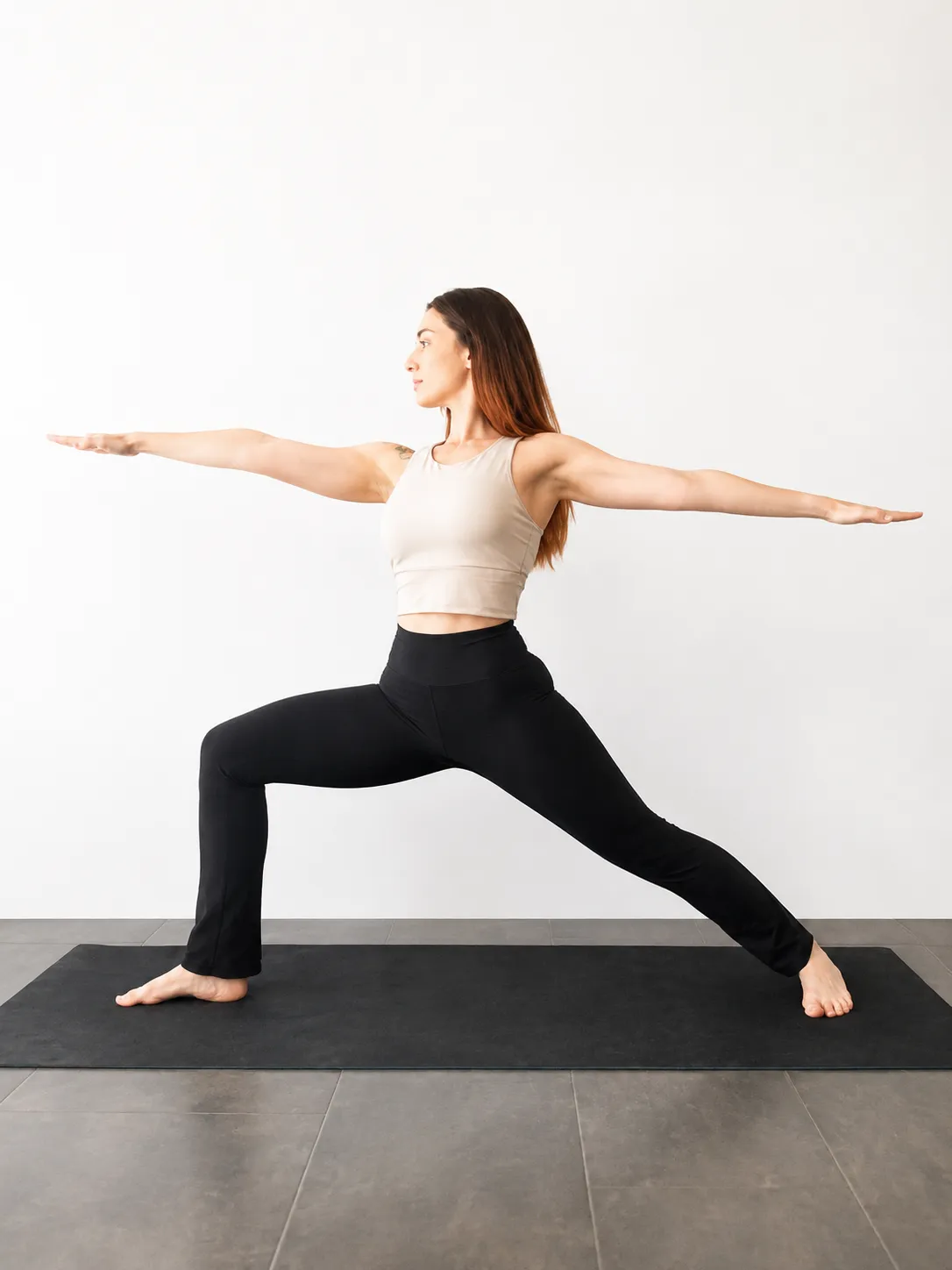 Imagen de Caren Carrasco haciendo posturas de Yoga