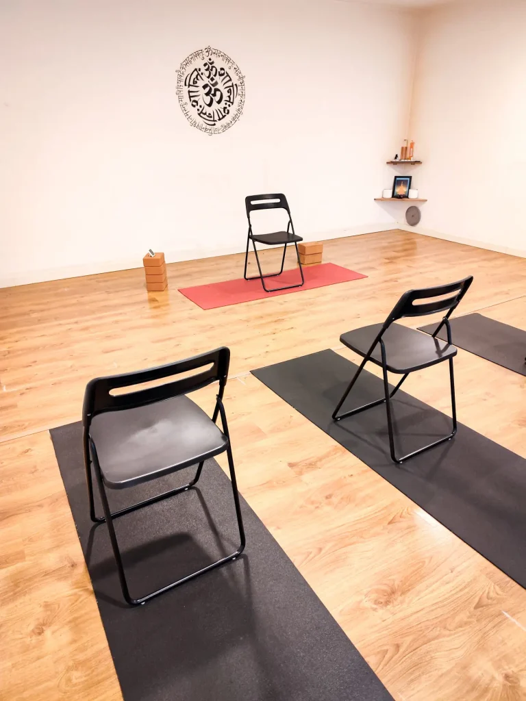 Sala de Ioga, amb cadires preparades per a la pràctica de Ioga en cadira