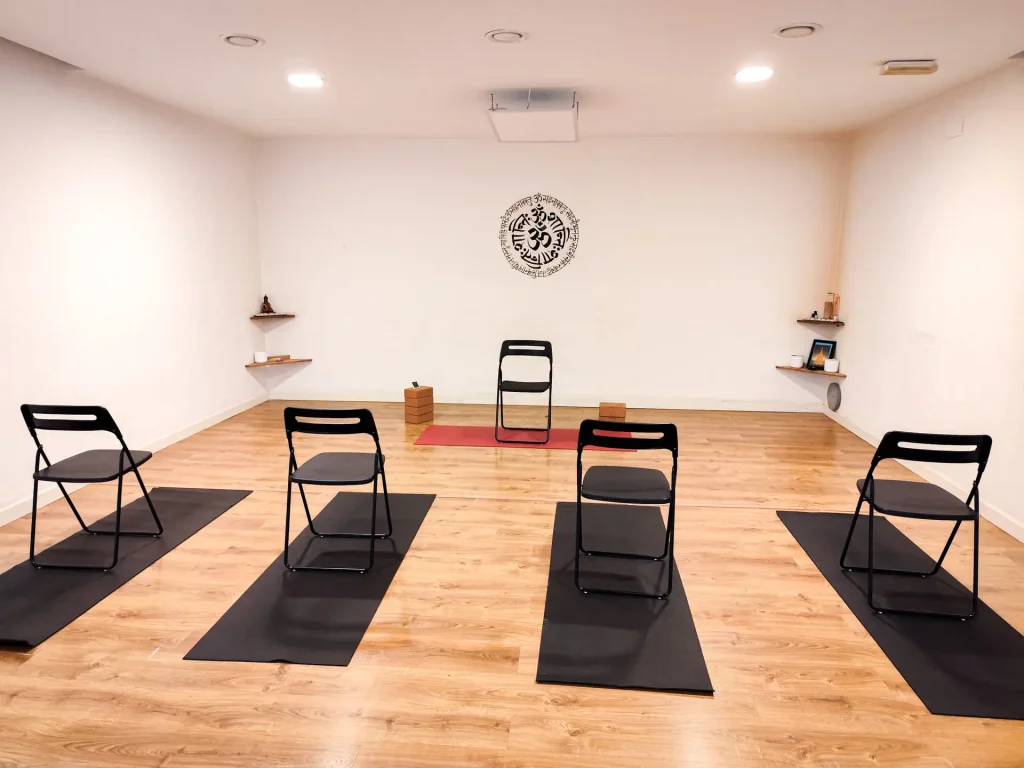 Classe de Ioga en cadires preparada per a la pràctica