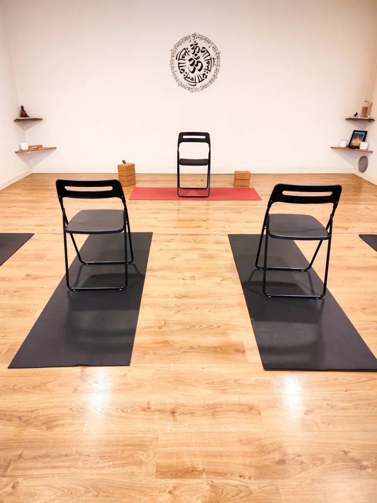 Sala de pràctica de Sincronia, amb cadires preparades per a la pràctica
