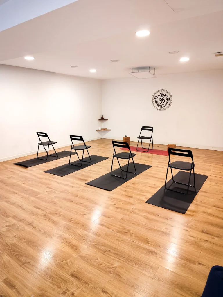 Sala Sincronia Ioga, amb cadires preparades per a la pràctica de Ioga a Silla